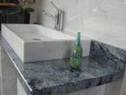 Lavabo in marmo Bianco Carrara con piano bagno in  Azul Bahia - SIRONI  MARMI  Monza