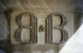 Rivestimento in Pietra Serena fiammata con logo in rilievo - SIRONI MARMI Monza