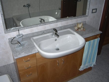 Top bagno e pavimento in Granito Meera White - SIRONI  MARMI  Monza