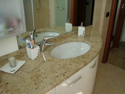 Piano bagno in Granito Madurai Gold - SIRONI  MARMI  Monza