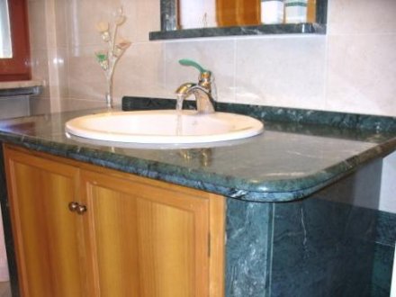 Top bagno in marmo verde guatemala, rivestimento in pietra di ... Bagno in marmo